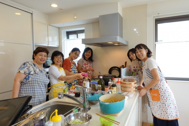 自宅料理教室「チアフル・キッチン」はリピーターの生徒が多い。(左から二番目が柏木さん）